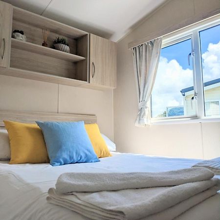 Large 4 Person Couples And Family Caravan In Newquay Bay Resort Exteriör bild