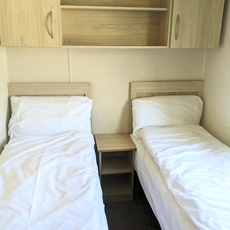 Large 4 Person Couples And Family Caravan In Newquay Bay Resort Exteriör bild