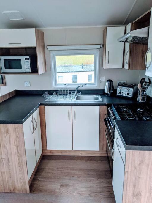 Large 4 Person Couples And Family Caravan In Newquay Bay Resort Exteriör bild