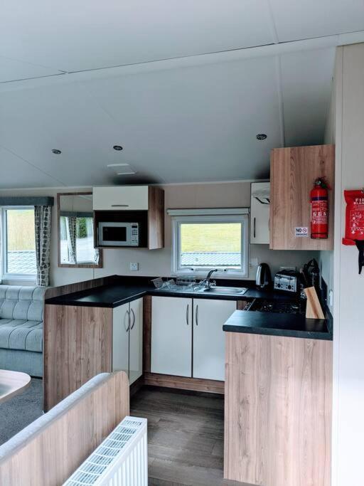 Large 4 Person Couples And Family Caravan In Newquay Bay Resort Exteriör bild