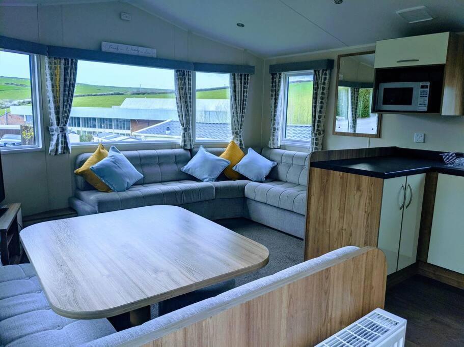 Large 4 Person Couples And Family Caravan In Newquay Bay Resort Exteriör bild