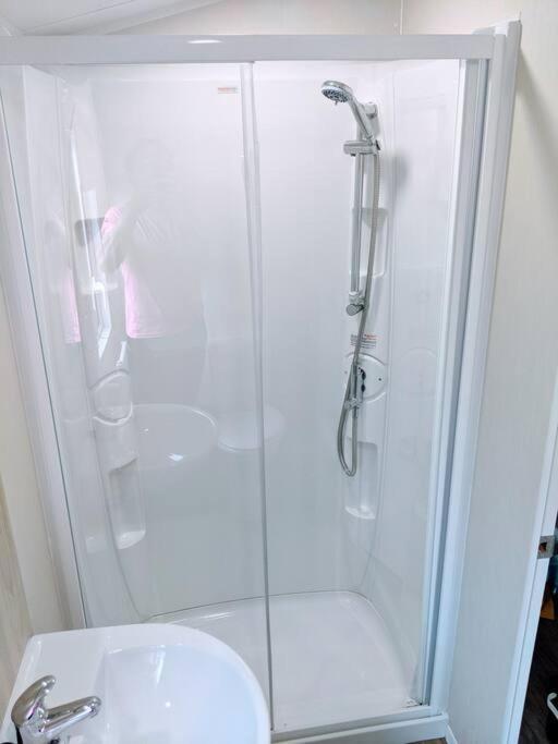 Large 4 Person Couples And Family Caravan In Newquay Bay Resort Exteriör bild