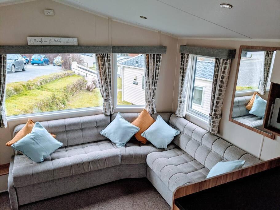 Large 4 Person Couples And Family Caravan In Newquay Bay Resort Exteriör bild