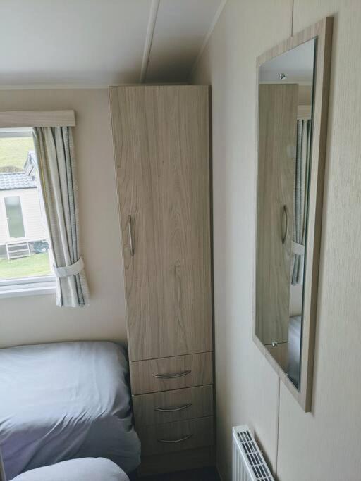 Large 4 Person Couples And Family Caravan In Newquay Bay Resort Exteriör bild