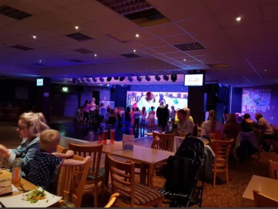 Large 4 Person Couples And Family Caravan In Newquay Bay Resort Exteriör bild