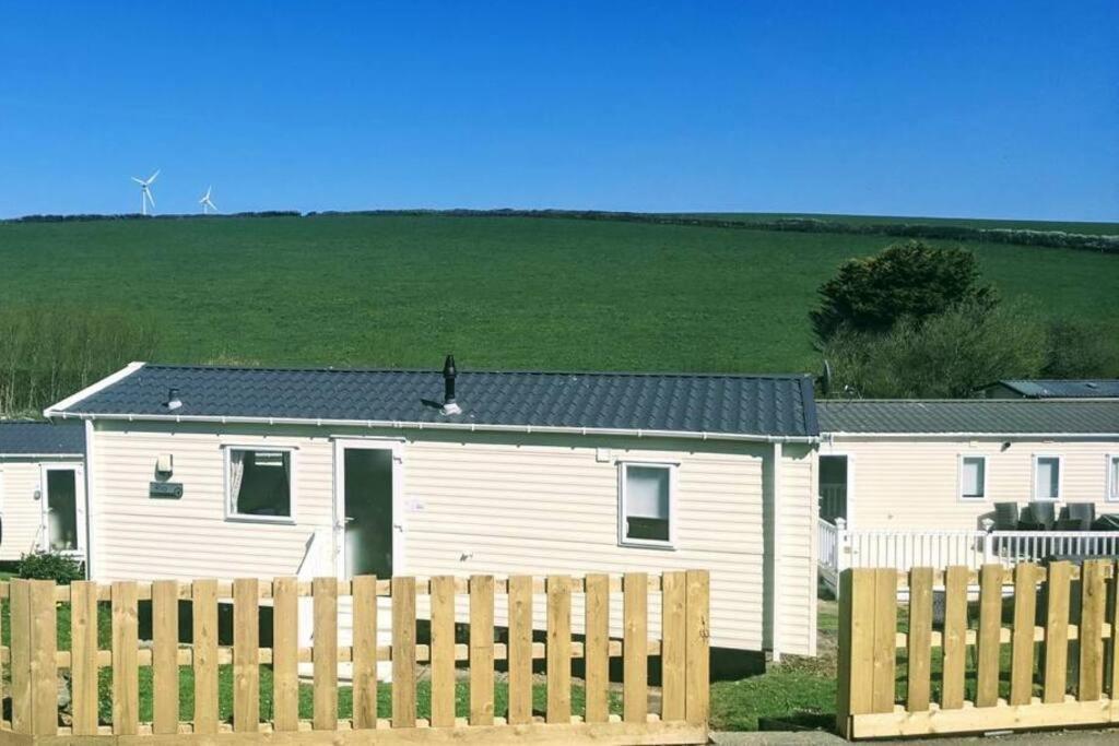 Large 4 Person Couples And Family Caravan In Newquay Bay Resort Exteriör bild
