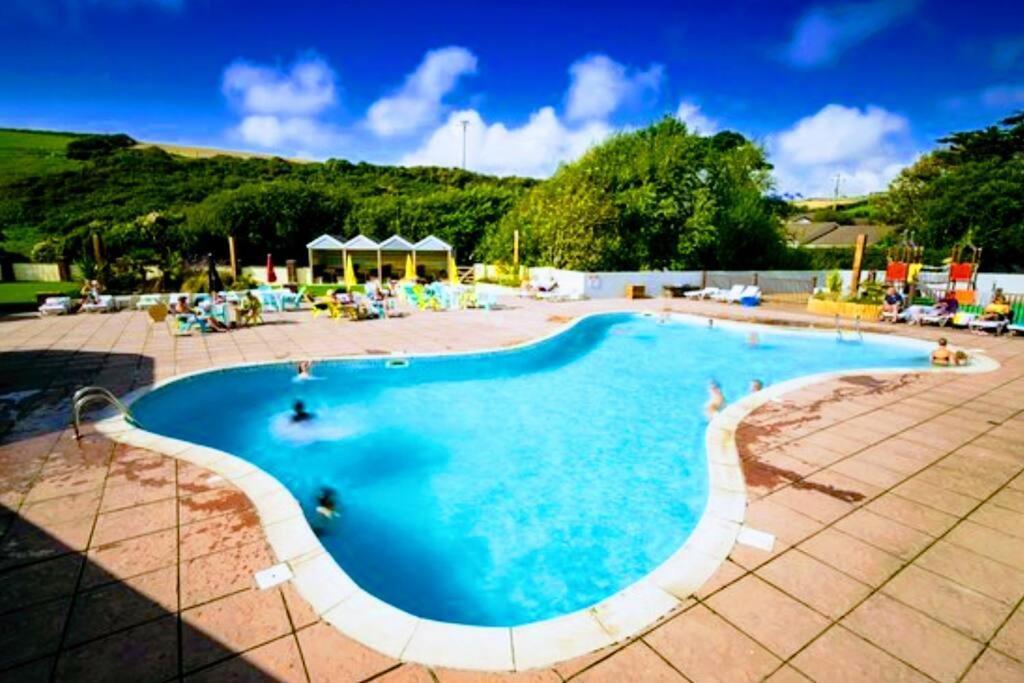 Large 4 Person Couples And Family Caravan In Newquay Bay Resort Exteriör bild