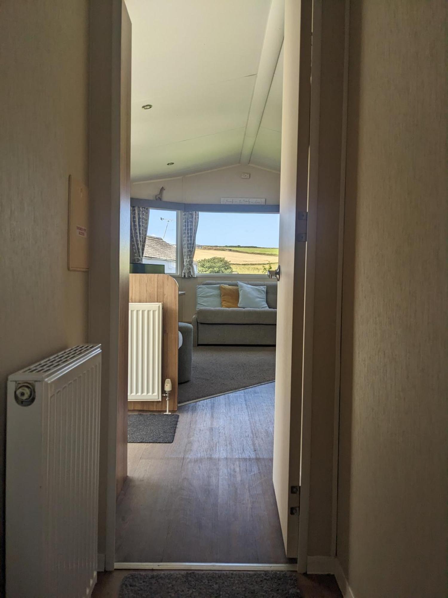 Large 4 Person Couples And Family Caravan In Newquay Bay Resort Exteriör bild