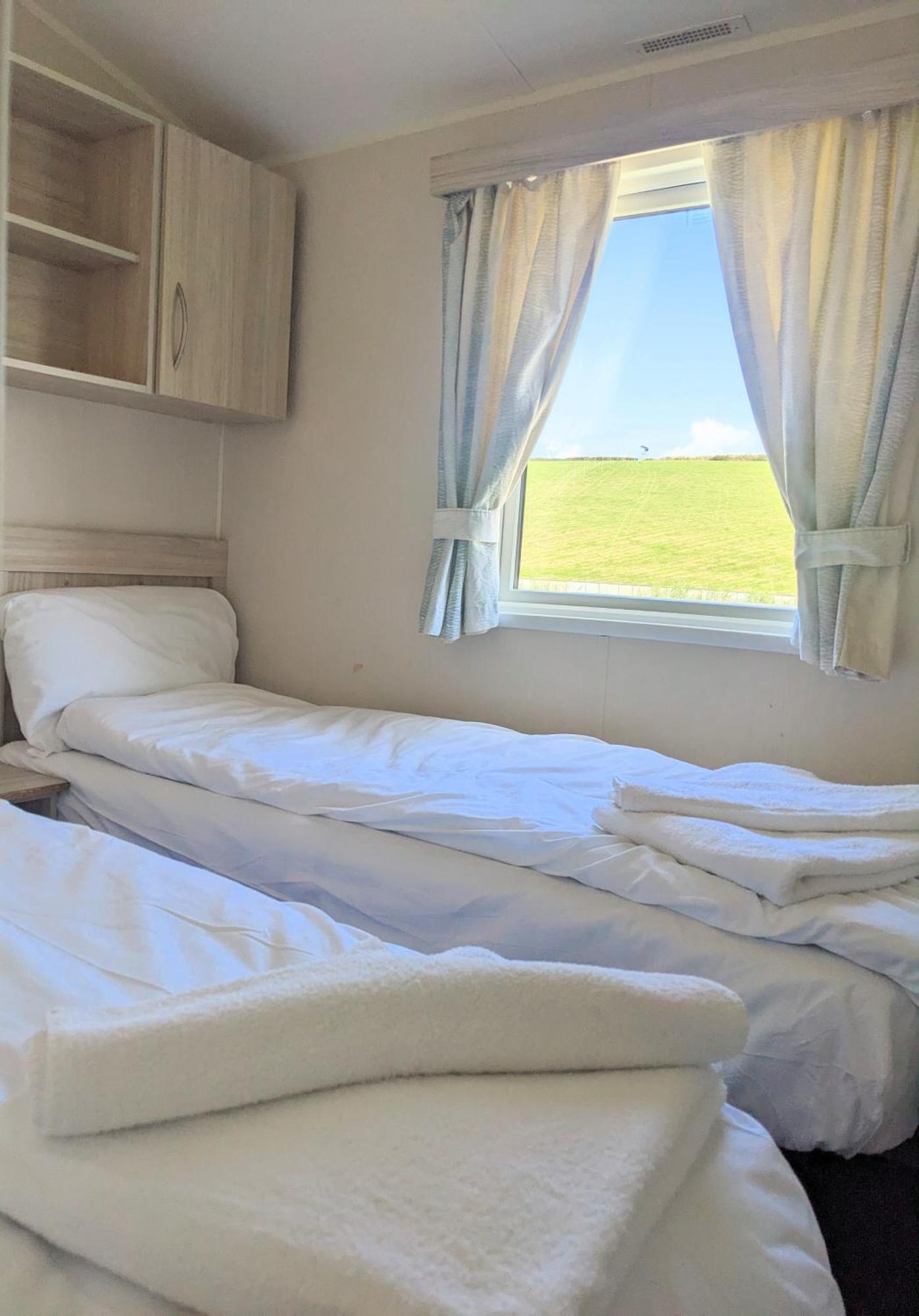 Large 4 Person Couples And Family Caravan In Newquay Bay Resort Exteriör bild