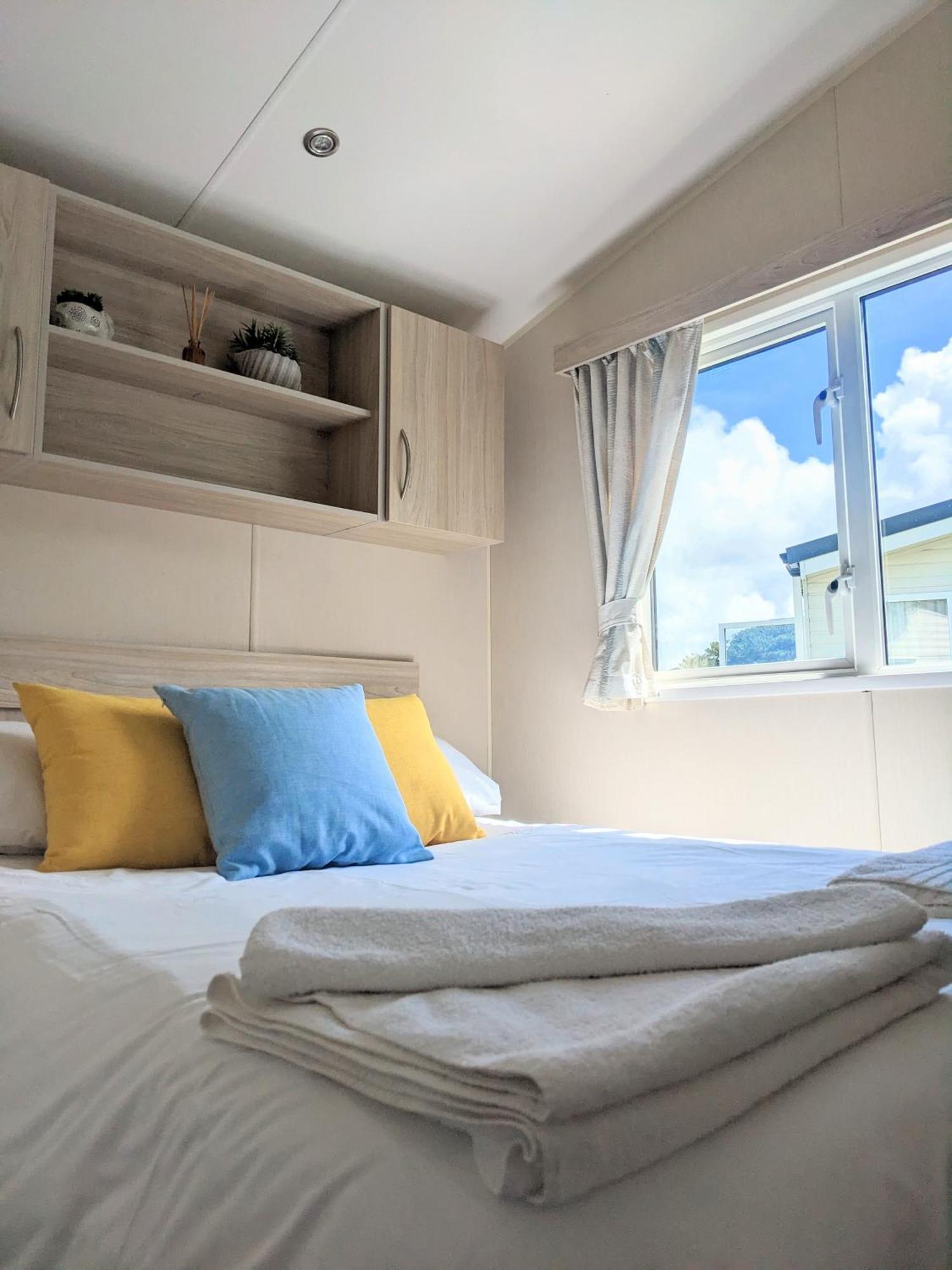 Large 4 Person Couples And Family Caravan In Newquay Bay Resort Exteriör bild